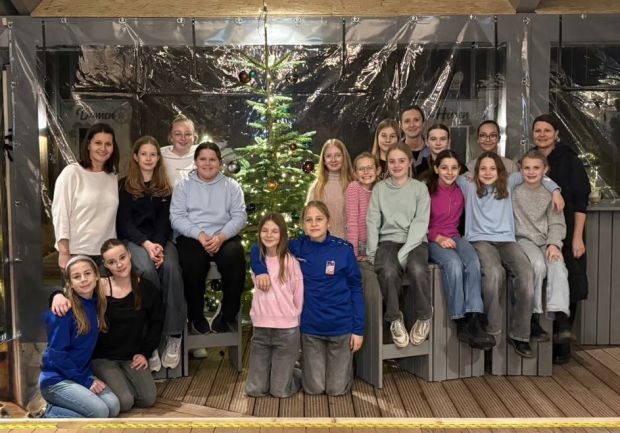 Die weibliche D-Jungend lässt auch dieses Jahr die Eisstöcke fliegen